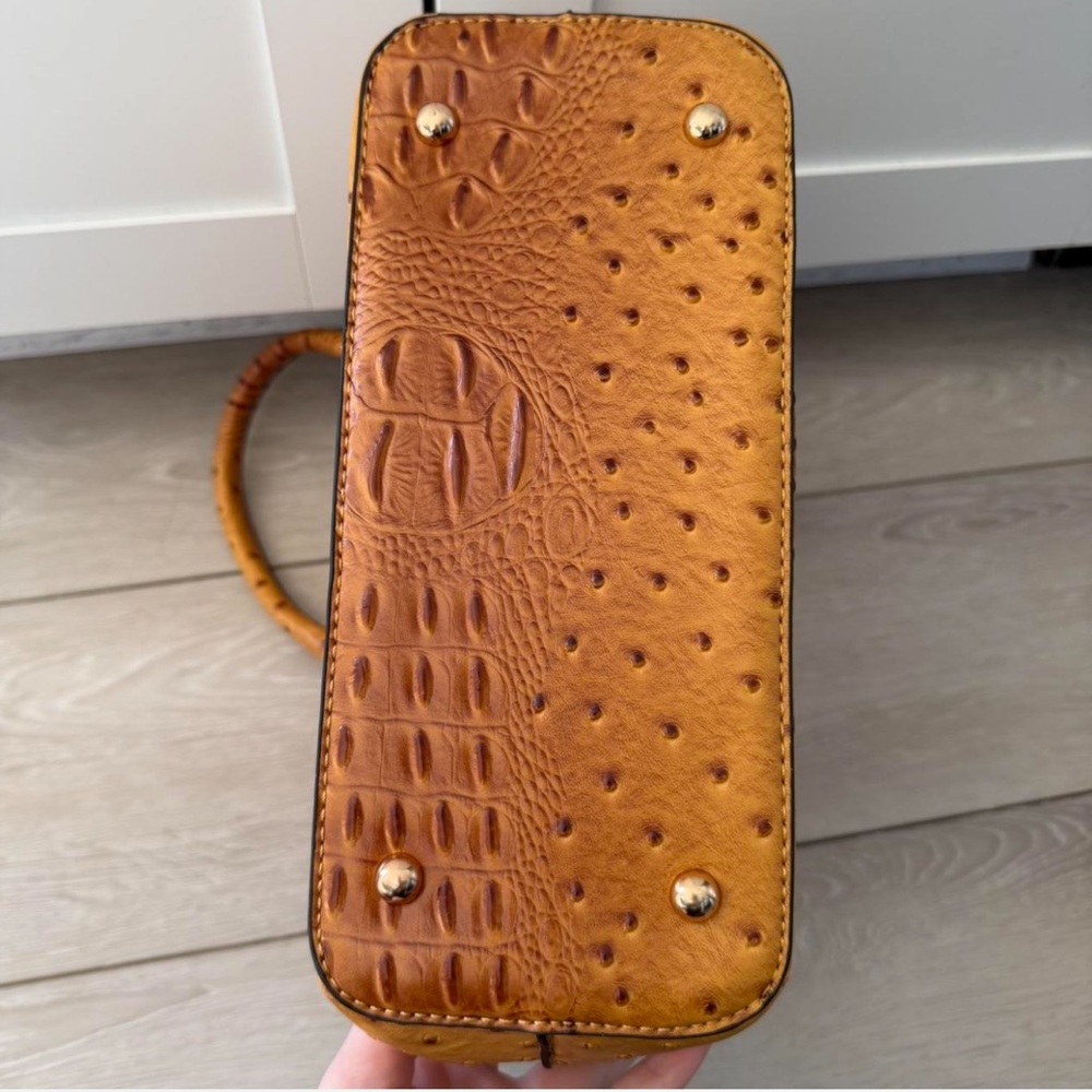 Elegant Tan Ostrich pattern Handbag - Picture 4 of 7